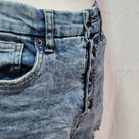 No Boundaries Juniors High-Waisted Distressed Stone Wash Jean Shorts Size 11 🐈 - Picture 6 of 12
